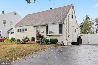 31 Hull Dr, Edison, NJ 08817