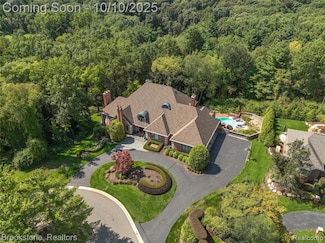 1494 Highpoint Dr, Rochester, MI 48306