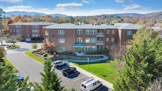 3040 McVitty Forest Dr Unit 211, Roanoke, VA 24018