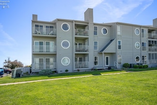 326 Clinton Reef Dr, Port Clinton, OH 43452