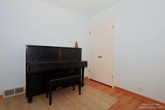 3082 Lakeview Dr, Ann Arbor, MI 48103