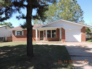 2421 Queensbury Rd, Moore, OK 73160