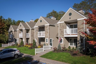 1000 Saddle Rock Rd Unit 301, Holbrook, NY 11741