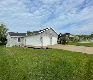 1374 Maple Ln, Nappanee, IN 46550