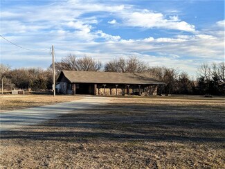 1066 W Palmer Rd, Sulphur, OK 73086