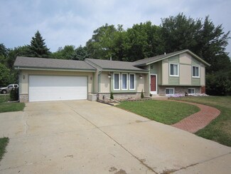 516 Fox Knoll Dr, Waterford, WI 53185