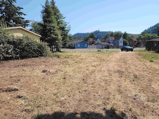 120 Silverside Cir, Klamath, CA 95548