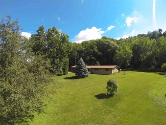 964 Bluff Rd, Hazel Green, WI 53811