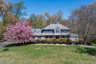 13 Kensington Ct, Asbury, NJ 08802
