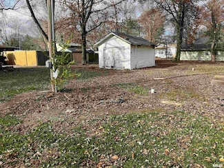 602 W 3rd St, Flora, IL 62839