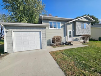 1448 13th St N, Wahpeton, ND 58075