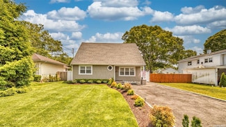 59 Oakwood Dr, Shirley, NY 11967