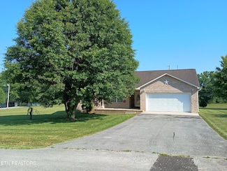 315 Lakeview Dr, Oneida, TN 37841