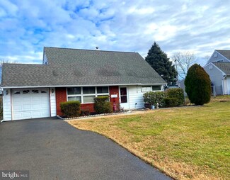 30 Quakeroak Rd, Levittown, PA 19057
