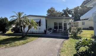 24 Lake Breeze Dr, Tavares, FL 32778