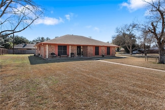 1109 Wheelock St, Hearne, TX 77859