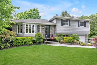 2 Oberlon Dr, Greenlawn, NY 11740