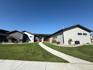 2231 Pirates Loop SE, Mandan, ND 58554