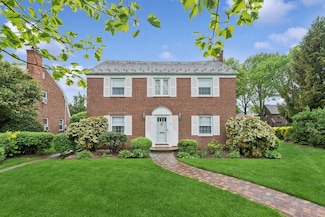 94 Stratford Ave, Garden City, NY 11530