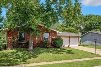 907 Queensbridge Rd, Ballwin, MO 63021