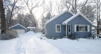 74 Hunnewell St, Wellesley Hills, MA 02481