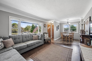 115 N Pine St, Chaska, MN 55318