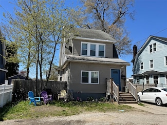 44 Chapman Place, Bay Shore, NY 11706