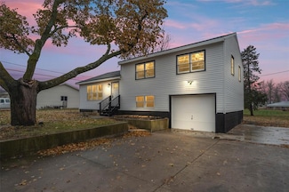 160 N 8th St, Mc Callsburg, IA 50154