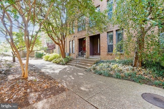 4421 7th St N, Arlington, VA 22203