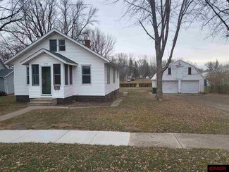414 414 W 2nd St, Janesville, MN 56048