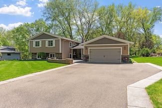 16520 Lake Ridge Dr, Osseo, MN 55311