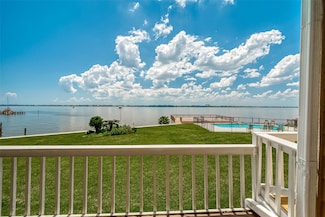 10 Mariner Village Dr, Seabrook, TX 77586