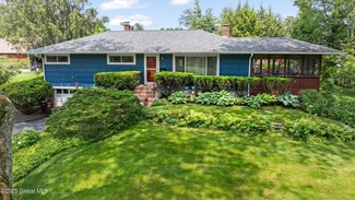 4 Greenwood Ln, Delmar, NY 12054