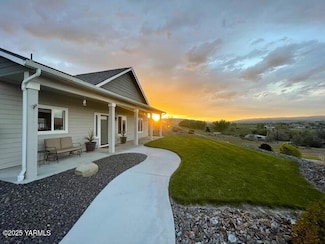 522 Adobe Way, Selah, WA 98942