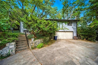 106 NW Greentree Ln, Kansas City, MO 64116