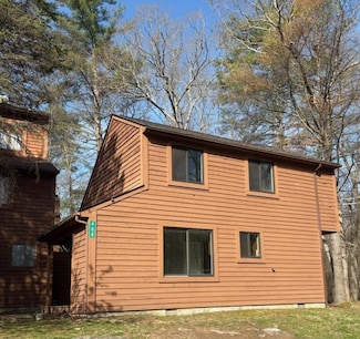 408 Tudor Ct, Bushkill, PA 18324