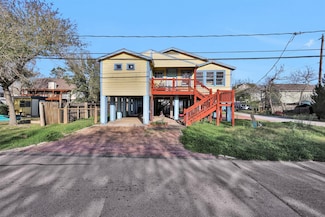 631 Clear Lake Rd, Kemah, TX 77565