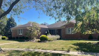 2701 Woodridge Rd, Champaign, IL 61822