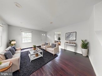 2822 Lorcom Ln, Arlington, VA 22207