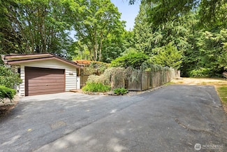 4012 NE 197th St, Lake Forest Park, WA 98155