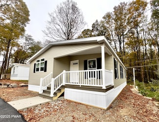 125 Middle Rd, Greentown, PA 18426