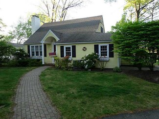 72 Sagamore Rd, Cranston, RI 02920