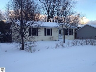 712 N Ransom St, Northport, MI 49670