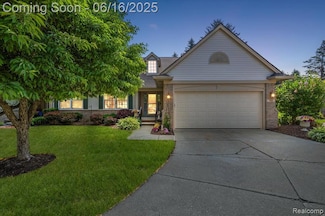 372 Four Seasons Dr, Lake Orion, MI 48360