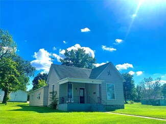529 W Locust St, Paris, MO 65275