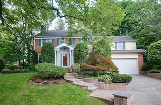 17 Essex Rd, Great Neck, NY 11023