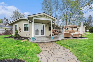 2159 Helmsford Dr, Wolverine Lake, MI 48390