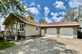 308 Borchardt Ave, Underwood, ND 58576