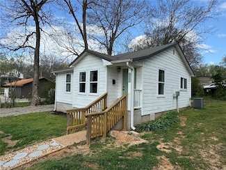 203 E Young St, Doniphan, MO 63935