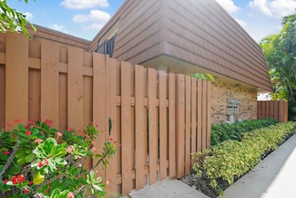 2512 Camelot Ct, Hollywood, FL 33026